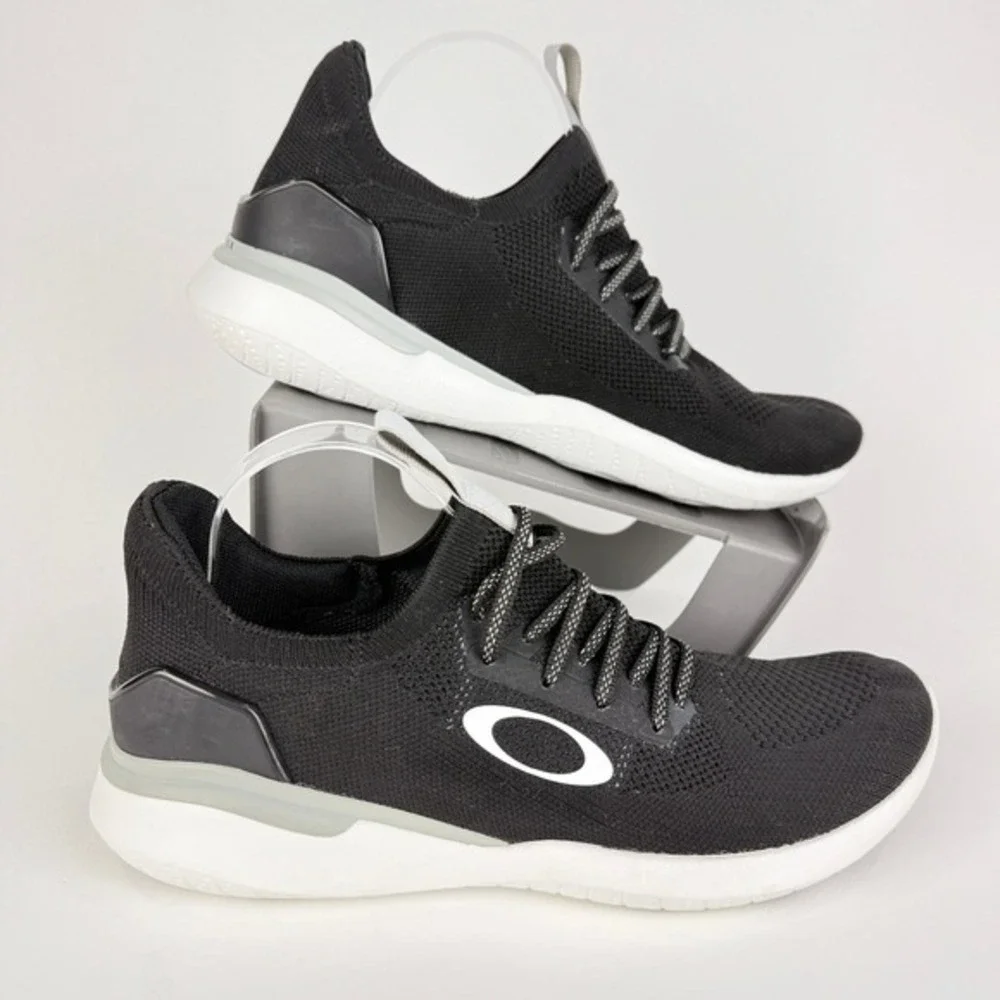 Oakley OKLYTRN Size 9.5 Men Black Knit‎ Lightweight Running Athletic Sneakers